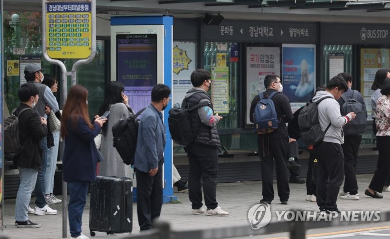 창원시내버스 파업…버스 언제 오나 창원시내버스 파업…버스 언제 오나 (창원=연합뉴스) 김동민 기자 = 경남 창원지역 시내버스가 파업에 돌입한 19일 오전 창원 마산합포구 경남대·남부터미널종점 정류소에서 시민이 대체 교통 수단을 기다리고 있다. 2023.4.19 image@yna.co.kr (끝)