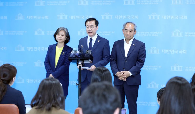 [서울=뉴시스] 전진환 기자 = 더불어민주당 내 초선의원 모임인 '더민초' 운영위원장인 윤영덕 의원이 19일 오후 서울 여의도 국회 소통관에서 지난 2021년 더불어민주당 전당대회 당대표 선거 관련 의혹에 대한 성명서를 발표하고 있다. 2023.04.19. amin2@newsis.com