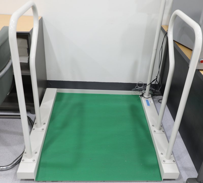 부산 연제구 부산의료원에 구비된 '휠체어 체중계'. 휠체어를 탄 장애인이 체중계에 오른 뒤, 휠체어 무게를 따로 측정해 두 값을 뺀 무게로 장애인의 체중을 측정한다..2023.4.19/뉴스1 ⓒ News1 조아서 기자