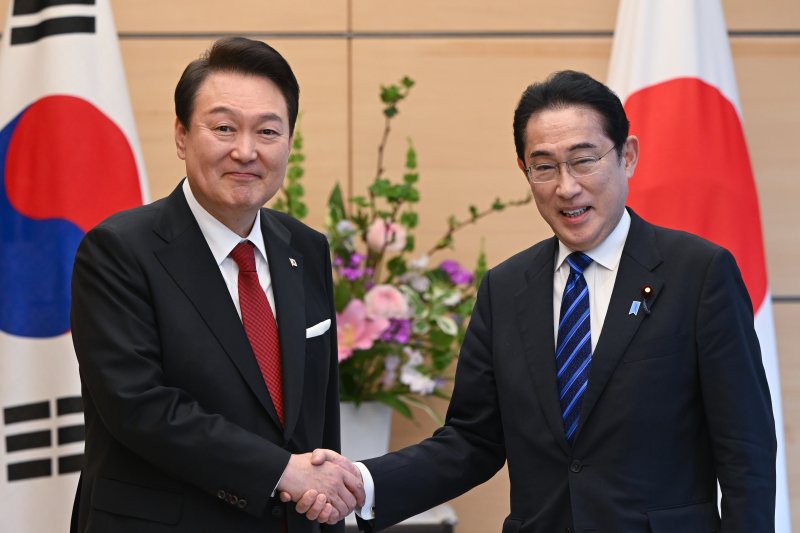 [속보] 윤 대통령 "日, 100년 전 일로 무릎 꿇어야 한다고 보지 않아"