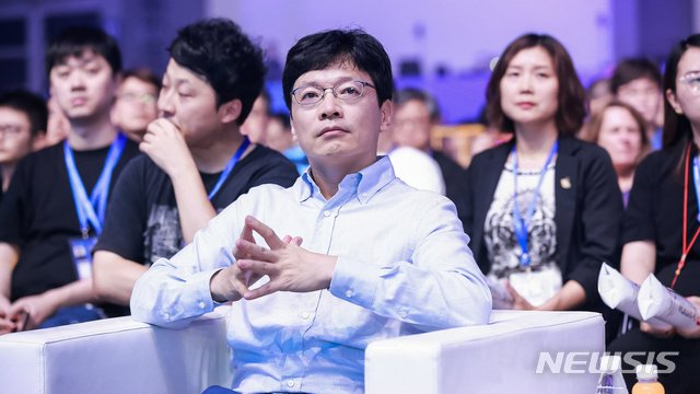 [서울=뉴시스]지난 21일 중국 시안시 취장신구 국제 컨벤션센터에서 열린 WCG 2019 Xi'an 폐막식에서 권혁빈 WCG 조직위원장이 폐막식을 관전하고 있다./사진=뉴시스
