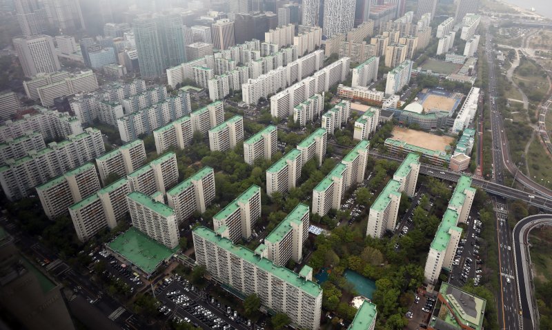서울을 중심으로 집값 하락폭이 줄면서 상승 지역도 확대됐다. 63빌딩에서 바라본 서울 시내 아파트 모습. 사진=뉴스1