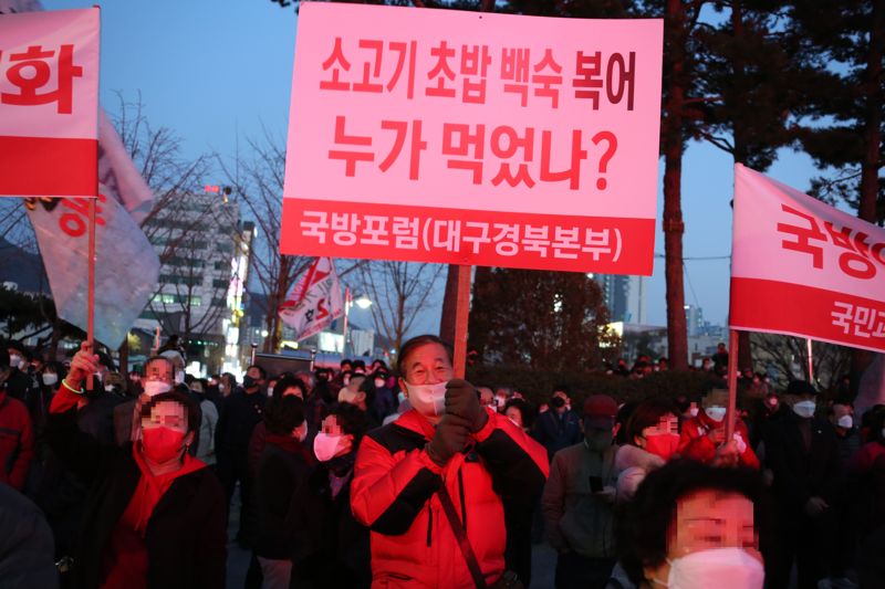 지난해 3월3일 저녁 당시 윤석열 국민의힘 대선후보의 경남 창원 마산역 광장에서 유세 당시, 강구영 당시 '국민과 함께 하는 국방포럼' 영남본부장(현 KAI 사장)이 피켓을 들고 유세를 벌이는 모습. 사진=독자 제공