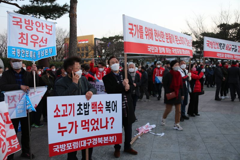 지난해 3월3일 저녁 당시 윤석열 국민의힘 대선후보의 경남 창원 마산역 광장에서 유세 당시, 황임동 당시 '국민과 함께 하는 국방포럼' 사무총장(현 KAI 윤리경영실장)이 피켓을 들고 유세를 벌이는 모습. 사진=독자 제공