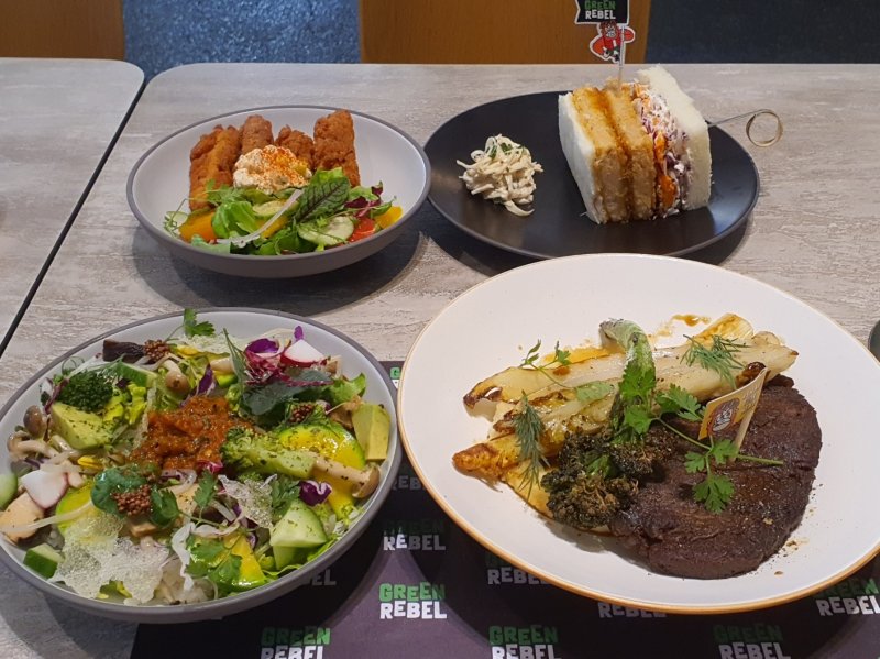 [서울=뉴시스]인도네시아 식물성 기업 그린레벨이 20일 기자간담회에서 제공한 4개 제품. 왼쪽 위부터 시계방향으로 치킨 가라아게를 활용한 치킨 난반, 카츠 산도, 스테이크, 비빔밥의 모습.2023.04.20.