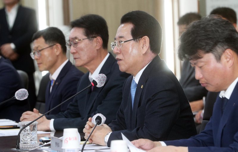 [무안=뉴시스] 이창우 기자김영록 전남도지사(오른쪽 두 번째)가 20일 오전 도청 서재필실에서 열린 신안 해상풍력발전단지 조성을 위한 상생협약식에서 인사말을 하고 있다. (사진=전남도 제공) 2023.04.20. photo@newsis.com *재판매 및 DB 금지