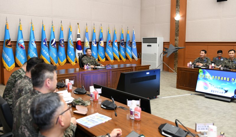 김승겸 합참의장이 20일 공군 공중전투사령부에서 연합편대군종합훈련 상황을 점검하고, 공중전력 운용 방안에 대해 논의하고 있다. 사진=합동참모본부 제공