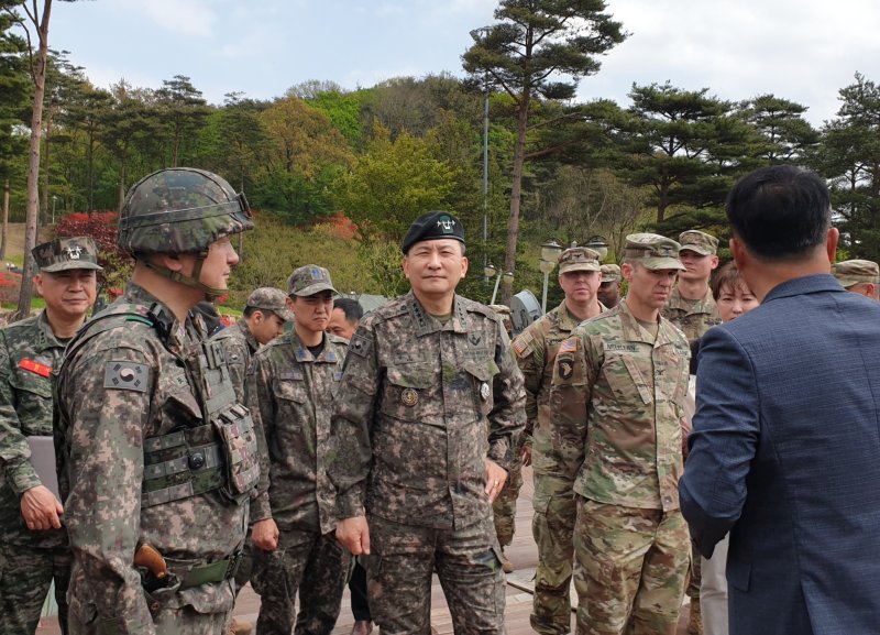 김승겸 합참의장이 20일 성주 사드기지에서 방공전력운용 및 작전태세를 점검하고, 한미 장병들을 격려하고 있다. 사진=합동참모본부 제공