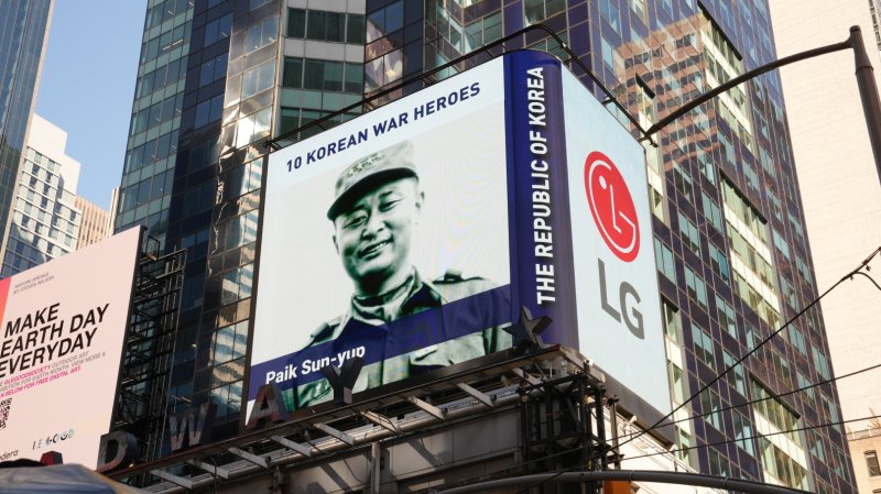 LG가 20일(현지시간) 미국 뉴욕 타임스스퀘어 대형 전광판에 '한미 참전용사 10대 영웅'을 알리는 홍보 영상을 송출한다고 밝혔다. 사진은 타임스스퀘어에 '한미 참전용사 10대 영웅' 백선엽 장군 영상이 송출되는 모습. 사진=LG 제공