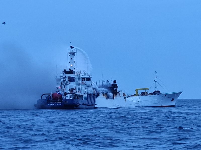 21일 0시 43분께 울산 고리 동방 해상에서 화재가 발생한 러시아 선박을 구조하고 있는 해경 경비함 /사진=울산해양경찰서 제공