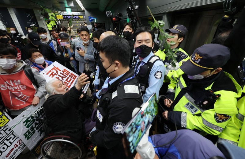 '장애인의 날 시위' 전장연 3명, 공무집행방해 입건