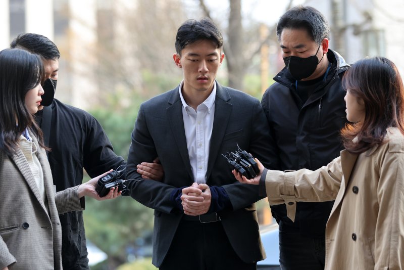 고 전두환씨 일가의 비자금 의혹 등을 폭로한 손자 전우원 씨가 28일 오전 마약 투약 혐의로 서울 마포구 서울경찰청 마약범죄수사대로 연행되며 취재진의 질문에 답하고 있다. 5·18민주화운동 유가족과 피해자에게 사죄하기 위해 미국에서 귀국한 전씨는 지난 17일 미국 뉴욕에 있는 자신의 거주지에서 유튜브 라이브 방송 도중 LSD와 대마초 등 마약으로 추정되는 약품을 복용한 혐의를 받고 있다. 2023.3.28/뉴스1 ⓒ News1 구윤성 기자