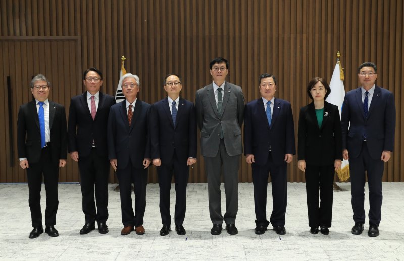 장용섭(왼쪽 네 번째), 박춘섭(왼쪽 여섯 번째) 신임 한국은행 금융통화위원회(금통위) 위원들이 21일 서울 중구 한은 신축별관에서 열린 임명장 수여식에서 이창용 총재(왼쪽 다섯 번째) 등과 기념촬영을 하고 있다. 본격적인 데뷔 무대는 오는 5월25일 기준금리 결정회의다. 임기는 4년이다. (한국은행 제공)