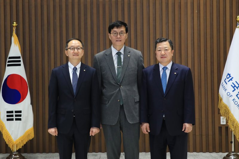 장용섭(왼쪽), 박춘섭(오른쪽) 신임 한국은행 금융통화위원회(금통위) 위원들이 21일 서울 중구 한은 신축별관에서 열린 임명장 수여식에서 이창용 총재와 기념촬영을 하고 있다. 본격적인 데뷔 무대는 오는 5월25일 기준금리 결정회의다. 임기는 4년이다. (한국은행 제공)