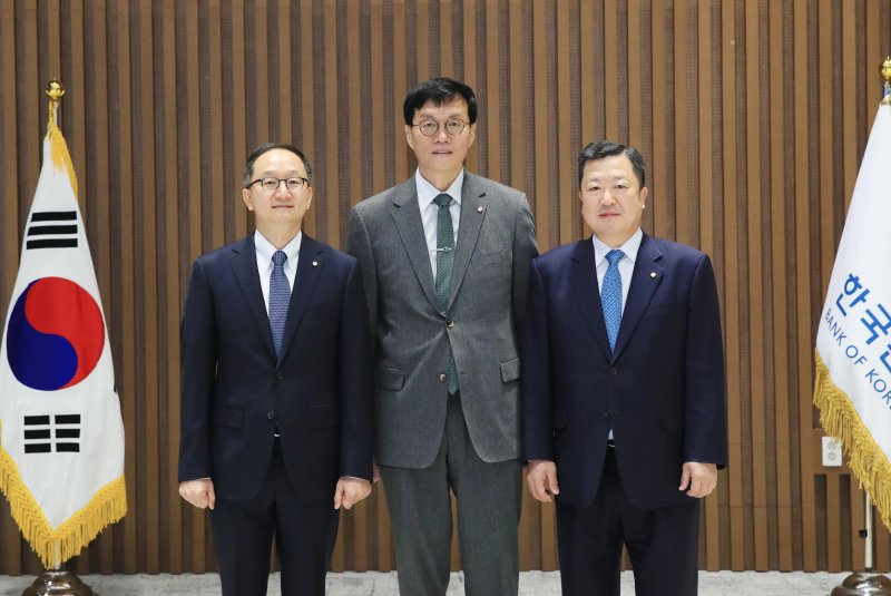 이창용 한국은행 총재가 21일 오전 서울 중구 한국은행에서 열린 장용성·박춘섭 금융통화위원 임명장 수여식에 참석해 기념촬영 하고 있다. 왼쪽부터 이 총재, 장 위원, 박 위원. 사진=한국은행 제공