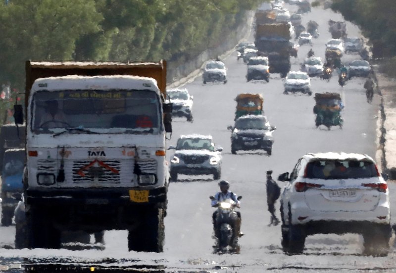 FILE PHOTO: Traffic moves on a road in a heat haze during hot weather on the outskirts of Ahmedabad, India, May 12, 2022. REUTERS/Amit Dave/File Photo /사진=연합 지면외신화상