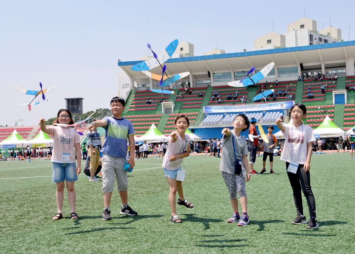 공군참모총장배 스페이스 챌린지 전북지역 예선대회가 지난해 5월 20일 군산월명종합경기장에서 진행됐다. 사진=공군 38전투비행대 제공