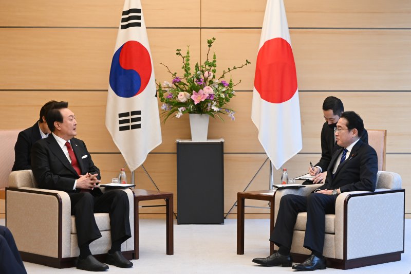 윤석열 대통령과 기시다 후미오 일본 총리가 지난달 16일 도쿄 총리 관저에서 한일 정상회담을 하고 있다. 뉴시스