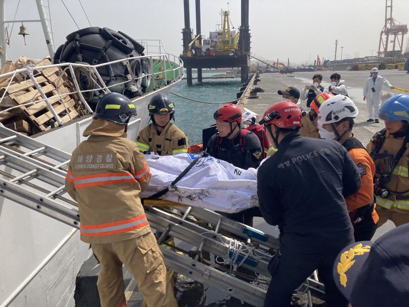울산해경이 21일 새벽 화재가 발생한 러시아 어선 칼탄호에서 숨진 채 발견된 선원의 시신을 병원으로 옮기고 있다. 이날 화재로 승선원 총 25명 중 4명이 숨지고 21명은 무사히 구조됐다. /사진=울산해양경찰서 제공