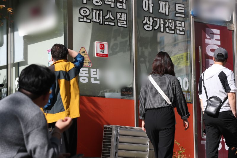 경기 화성시 동탄신도시에서 대규모 전세 사기 의심 신고가 접수돼 경찰이 수사에 나섰다. 사진은 관련 전세계약을 중개한 공인중개사무소. /뉴스1