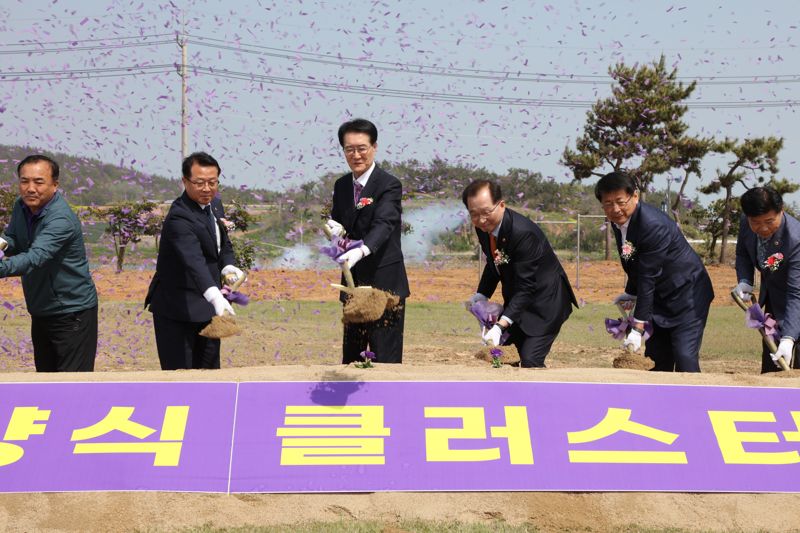 21일 전남 신안군 지도읍 자동리 일원에서 미래 스마트 양식 산업으로 혁신 성장을 선도할 '스마트양식 클러스터 테스트베드' 착공식이 열린 가운데 (사진 왼쪽에서 두 번째부터)문금주 전남도 행정부지사, 박우량 신안군수, 조승환 해양수산부 장관, 서삼석 국회의원 등 행사 참가 내빈들이 시삽을 하고 있다. 사진=전남도·신안군 제공