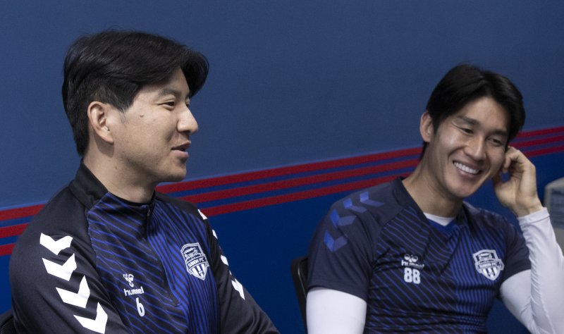 수원FC 박주호(왼쪽), 이용이 20일 오후 경기 수원시 수원종합운동장에서 뉴스1과 인터뷰를 하고 있다. 2023.4.20/뉴스1 ⓒ News1 신웅수 기자