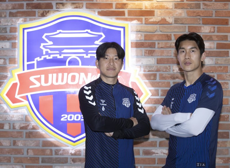 수원FC 박주호(왼쪽), 이용이 20일 오후 경기 수원시 수원종합운동장에서 뉴스1과 인터뷰를 하고 있다. 2023.4.20/뉴스1 ⓒ News1 신웅수 기자