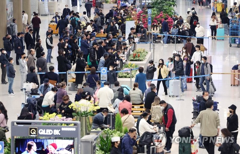 인천국제공항 제1여객터미널 입국장이 붐비고 있다. 연합뉴스 제공