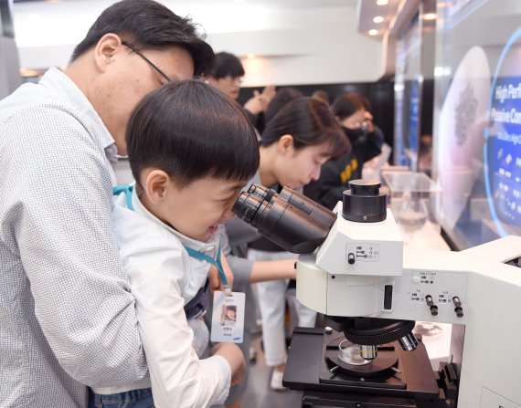 지난 22일 삼성전기 가족 초청 행사 참가 임직원들이 수원사업장에서 가족들과 프로그램을 즐기고 있다. 삼성전기 제공