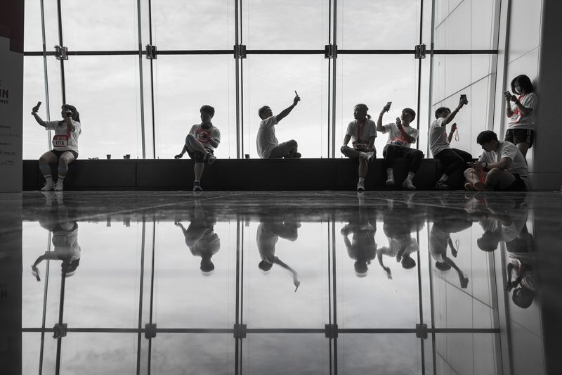 123층 롯데타워 스카이런을 완주한 참가자들이 기념 셀카를 찍고 있다.