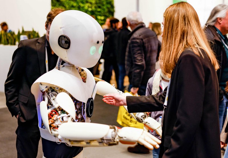 지난 4월 17일 독일 하노버에서 열린 하노버 기술 박람회에서 한 관람객이 로봇을 만져보고 있다.AFP연합뉴스