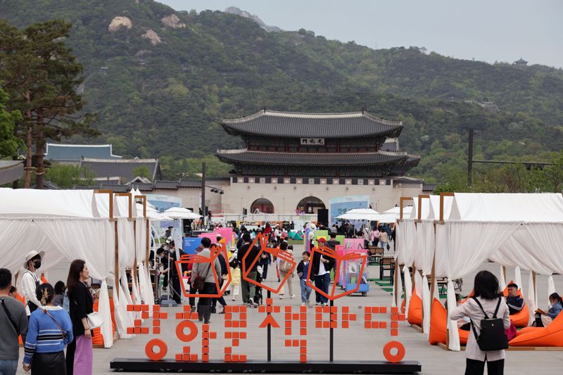 세계 책의 날인 23일 서울 광화문광장을 찾은 시민들이 읽을 책을 고르고 있다. 서울시는 23일 부터 11월까지 광화문광장과 서울광장에 각각 '광화문 책마당'과 '책읽는 서울광장'을 운영한다. 사진=서동일 기자