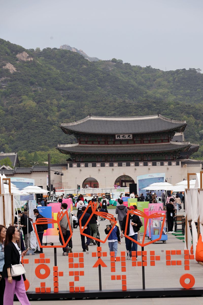 세계 책의 날인 23일 서울 광화문광장을 찾은 시민들이 읽을 책을 고르고 있다. 서울시는 23일 부터 11월까지 광화문광장과 서울광장에 각각 '광화문 책마당'과 '책읽는 서울광장'을 운영한다. 사진=서동일 기자