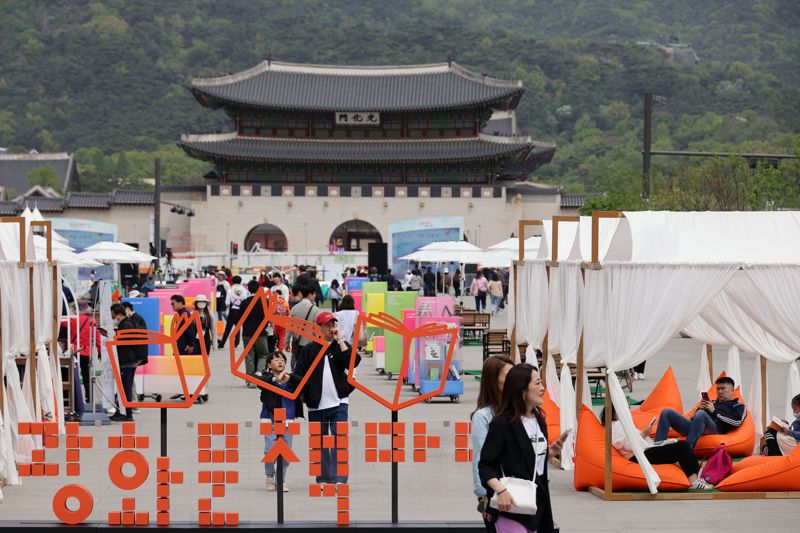 세계 책의 날인 23일 서울 광화문광장을 찾은 시민들이 읽을 책을 고르고 있다. 서울시는 23일 부터 11월까지 광화문광장과 서울광장에 각각 '광화문 책마당'과 '책읽는 서울광장'을 운영한다. 사진=서동일 기자