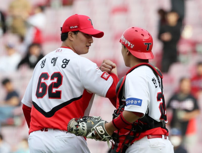 정해영 세이브 (광주=연합뉴스) 조남수 기자 = 23일 광주기아챔피언스필드에서 열린 프로야구 삼성 라이온즈와 KIA 타이거즈의 경기에서 5-3 승리로 경기를 마무리한 KIA 정해영이 한승택과 세리머니 하고 있다.