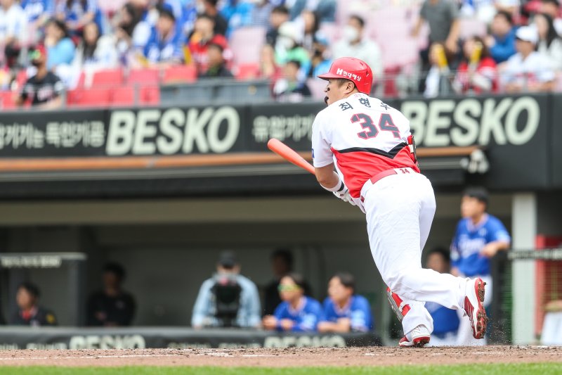 KIA 타이거즈 최형우가 22일 열린 2023 신한은행 SOL KBO리그 삼성 라이온즈전에서 7회말 솔로포를 터트려 팀 승리를 이끌었다.(KIA 타이거즈 제공)