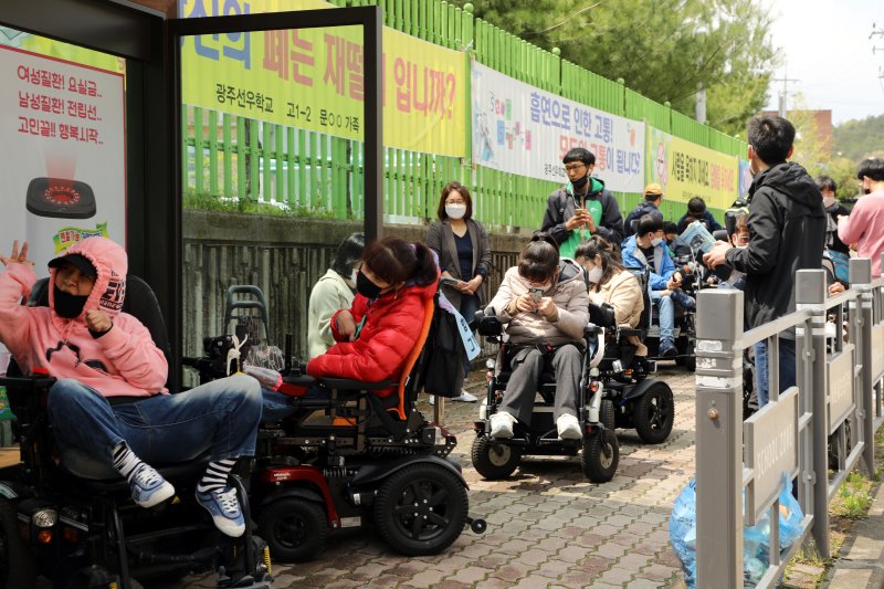 광주 북구 일곡동 살레시오고 버스 정류장에서 휠체어를 탄 장애인들이 휠체어가 탑승 가능한 저상버스를 기다리고 있다. ⓒ News1