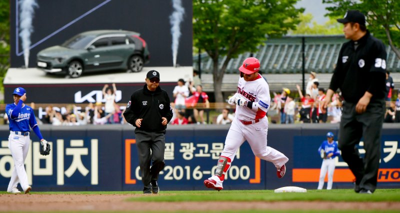 [광주=뉴시스] 이영주 기자 = 23일 오후 광주 북구 광주-기아챔피언스필드에서 열린 2023프로야구 KIA 타이거즈 대 삼성 라이온즈의 경기, 7회 말 KIA 최형우가 솔로 홈런을 날린 뒤 마운드 위를 달리고 있다. 2023.04.23. leeyj2578@newsis.com