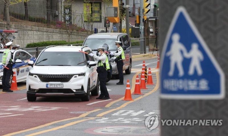 지난 14일 경찰이 서대문구 고은초등학교 앞에서 주간 음주운전 단속을 하고 있다./사진=연합뉴스