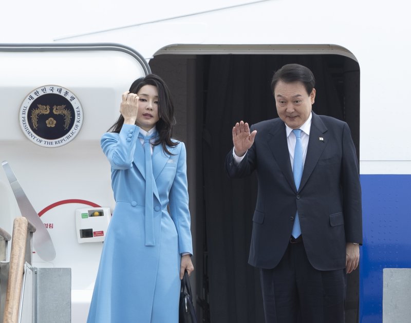 5박7일 일정으로 미국을 국빈 방문하는 윤석열 대통령과 김건희 여사가 지난해 4월 24일 오후 경기 성남시 서울공항을 통해 출국하고 있다. /사진=뉴스1