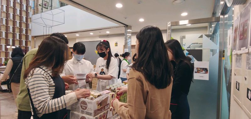 남양유업이 비혼모·한부모가족복지시설 애란원에서 열린 ‘사랑나눔 봄 바자회’ 행사에 600만원 상당의 제품을 후원했다. 남양유업 제공