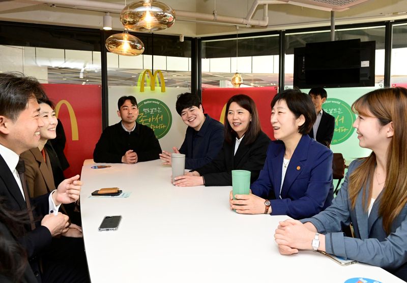 '지구의 날' 환경부 장관, 맥도날드 대표가 청년들과 만난 사연은