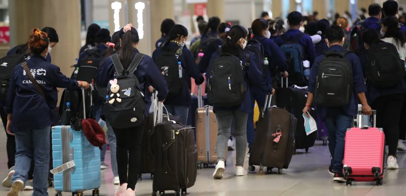 지난해 7월 인천국제공항 제1여객터미널 입국장에 외국인 근로자가 입국하고 있다.