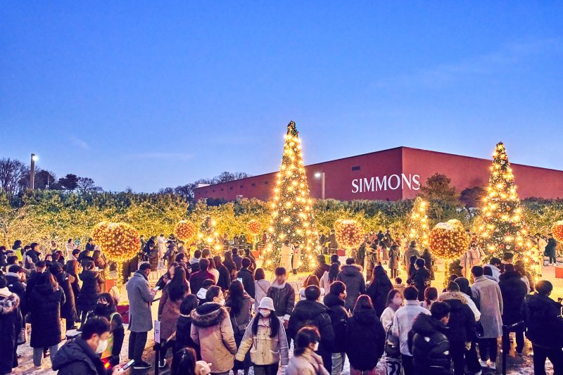 시몬스는 2018년부터 매년 겨울 이천 ‘시몬스 테라스’에 대형 크리스마스 트리를 설치하는 등 문화나눔 행사를 진행하고 있다.