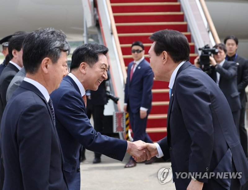 미국을 국빈 방문하는 윤석열 대통령이 24일 성남 서울공항에서 공군 1호기 탑승에 앞서 국민의힘 김기현 대표 등 환송객들과 인사하고 있다. 윤 대통령은 조 바이든 미국 대통령 초청으로 이날부터 5박 7일 일정으로 미국을 국빈 방문한다. 국빈 방미는 2011년 이명박 당시 대통령 이후 12년 만이다./사진=연합뉴스