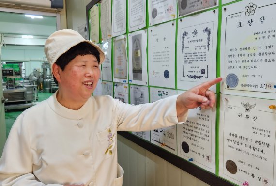 함정희 대표가 지난 21일 전북 전주 팔복동에 있는 자신의 생산 공장에 모아둔 표창과 상장 등에 대해 설명하고 있다. 부도위기에 몰린 함 대표를 지켜주는 소중한 자산들이다. /사진=강인 기자