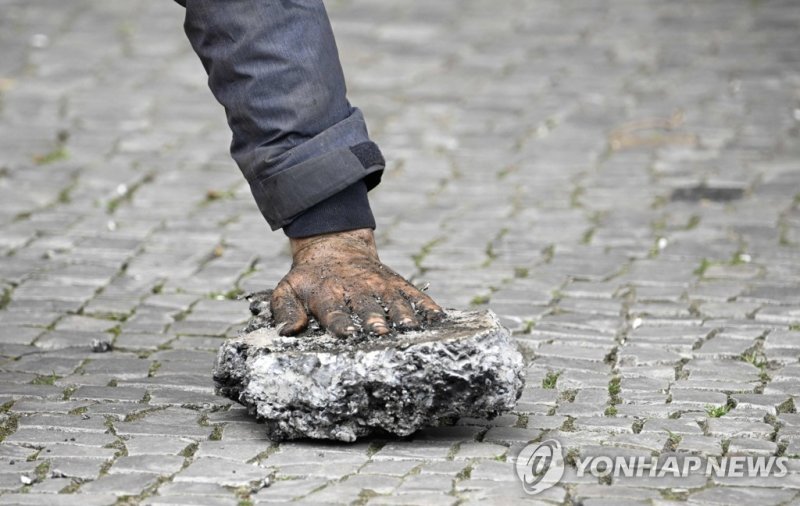 차도 위에 자신의 몸을 접착제로 붙인 독일 환경운동가들.. 베를린 '교통 마비'