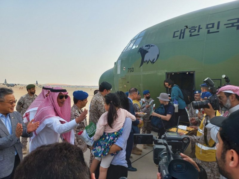 무력 충돌이 발생한 수단에 체류 중이던 우리 교민들이 24일(현지시간) 사우디아라비아 제다공항에 도착해 대형 수송기 C-130J 수송기에서 내리고 있다. 사진=대통령실 제공