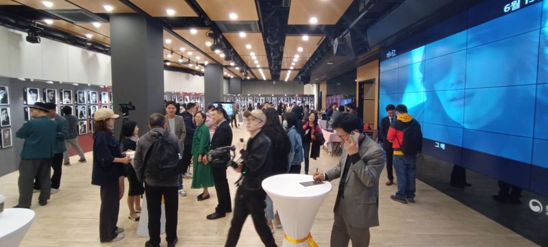 24일 ‘KOFIC(코픽·한국 영화진흥위원회) 한국 영화제’ 개막식이 열린 중국 베이징 한국 문화원 전시장에서 중국 영화업계 관계자들이 한국 배우 200인 사진을 배경을 기념 촬영을 하고 있다. 사진=정지우 특파원
