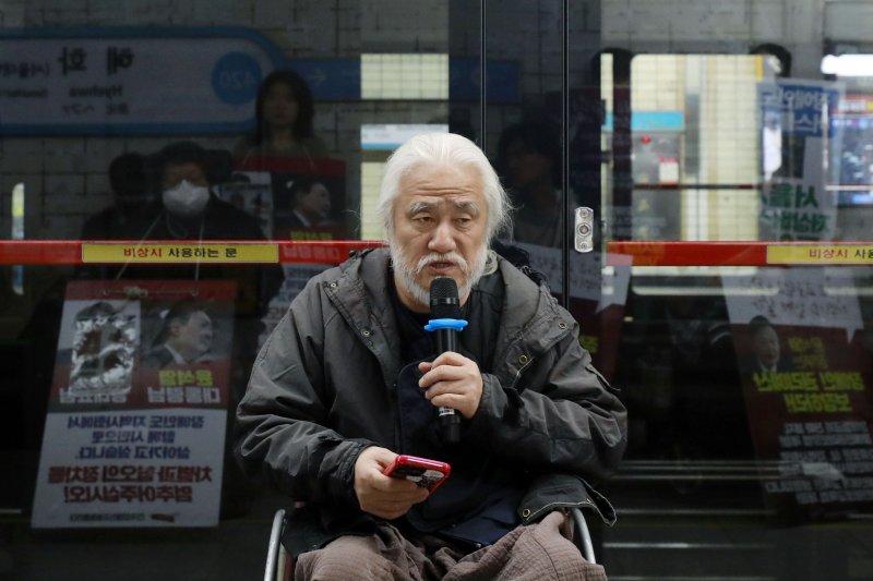 전국장애인차별철폐연대가 지난 달 25일 서울 혜화역 승강장에서 출근길 지하철선전전 331일차, 국무총리 면담요청 및 지하철 행동 입장발표 기자회견을 하고 있다. /사진=뉴시스